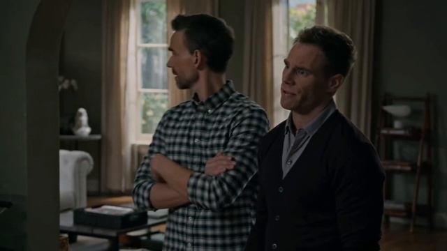 Lily's Savageness Helps Mitch and Cam - Modern Family S11 смотреть онлайн