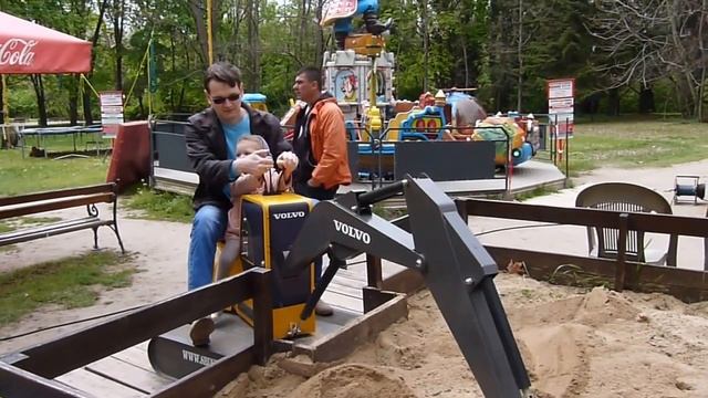 Детский аттракцион - ЭКСКАВАТОР. Копаем с дочей на экскаваторе VOLVO. Веселимся как Рома и Диана смотреть онлайн