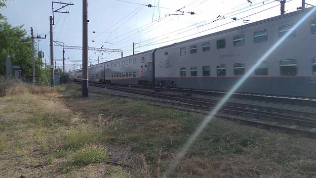 Очень громкий перестук колёс. ВЛ10-1888 с поездом N27/28 + приветливая бригада. Станция "Урожайная" смотреть онлайн
