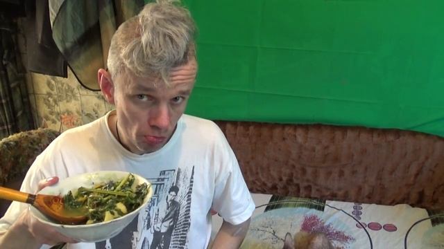 обжор мукбанг суп с крапивой и одуванчиками и макаронами