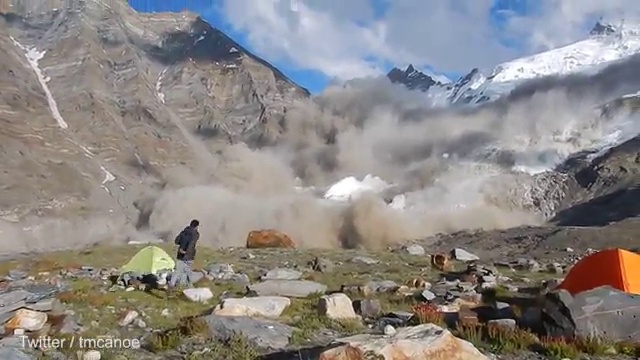 Сход лавины в горах Индии смотреть онлайн