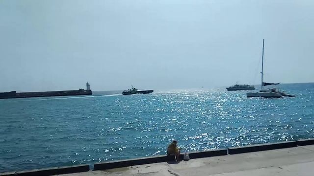 вид на катера Ялта. жаркий сентябрьский день 2019 смотреть онлайн