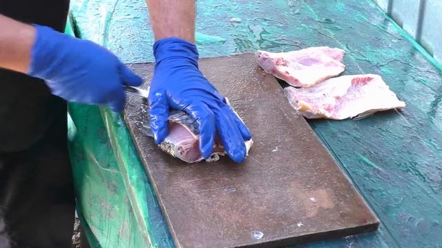 Чистка карпа без ножа и жарка карпа в полевых условиях. смотреть онлайн