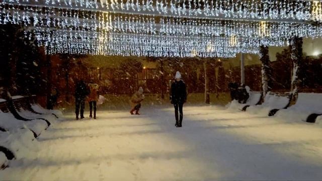 Снег в парке Краснодар украшенный к новому году и рождеству 2021 смотреть онлайн