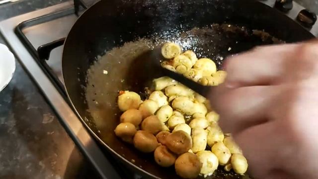 ENGLISH MAN IS COOKING MUSHROOMS. АНГЛИЙСКИЙ МУЖЧИНА ГОТОВИТ ГРИБЫ.ПРОСТО БЫСТРО И ВКУСНО. смотреть онлайн