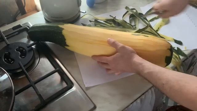 Быстрая чистка кожуры кабачка смотреть онлайн