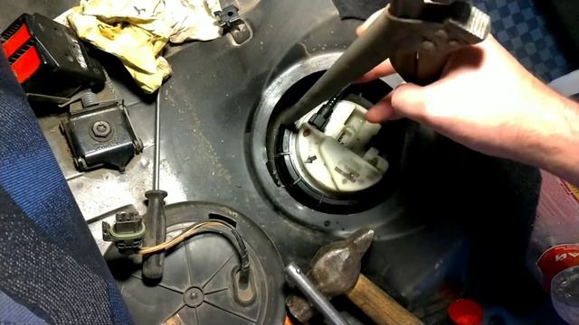 Как открутить крышку модуля бензонасоса Рено, подручными средствами смотреть онлайн