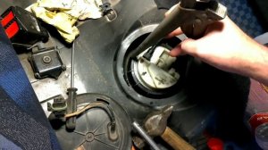 Как открутить крышку модуля бензонасоса Рено, подручными средствами