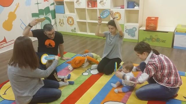 Кусочек занятия по музыке на англ. языке для малышей 6-12 мес. в SmartFox смотреть онлайн