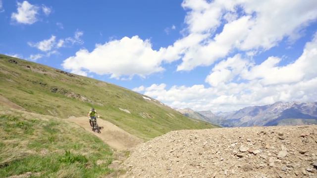 'Follow Me To Livigno' - Hans Rey's Favorite Downhill Trails at Carosello 3000 Mountain Park смотреть онлайн