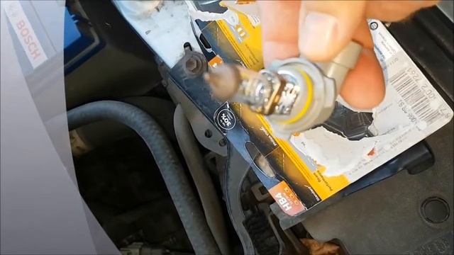 Замена лампы ближнего света у Тойоты Королла ( Toyota Corolla City ) и отличие лампы смотреть онлайн