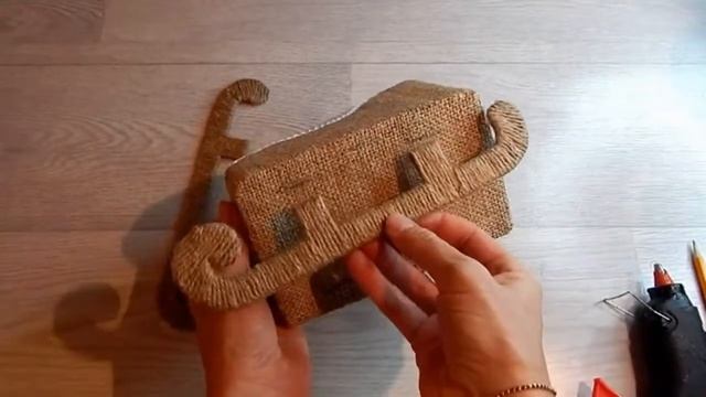 Сани Деда Мороза из мешковины и джута своими руками/Кашпо для новогодней композиции/Мусор в дело смотреть онлайн