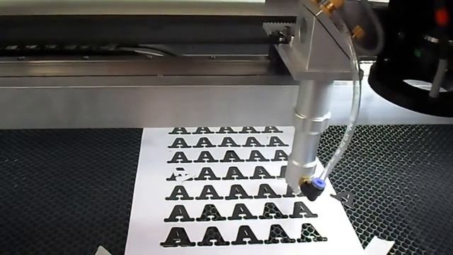 Лазерный станок со сканером, он сам определяет область резки смотреть онлайн