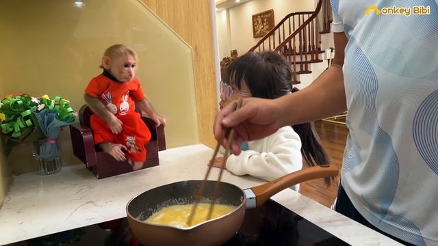 Monkey BiBi go to school to pick up Xuka after school смотреть онлайн