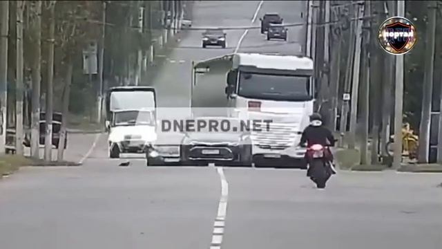Водитель фуры спас кошку, но убил человека: смертельное мото ДТП в Каменском смотреть онлайн