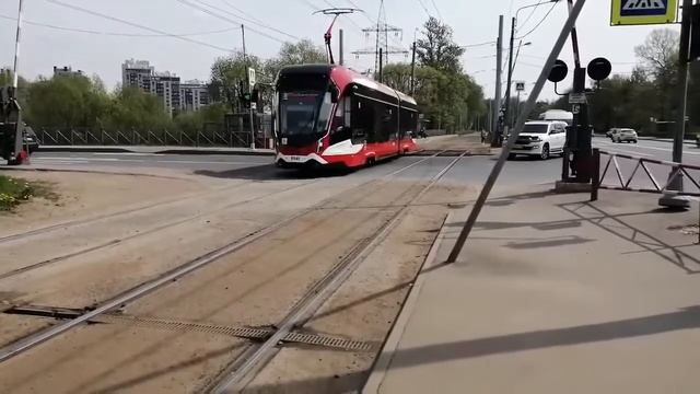 Трамвай переезжает перекрёсток рельсов. А мы идём гулять по трамвайным рельсам. Санкт-Петербург. смотреть онлайн