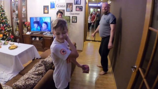 How do Russian's Celebrate New Year? - Englishman Becomes Russian Santa - 1 Night, 12 Houses смотреть онлайн