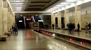 Метро Партизанская. АПЛ метро. 81-740/741 «Русич» отправляется со среднего станционного пути.