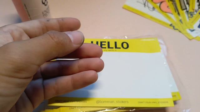 обзор на стикеры "Hello my name is" желтые, подпишись смотреть онлайн