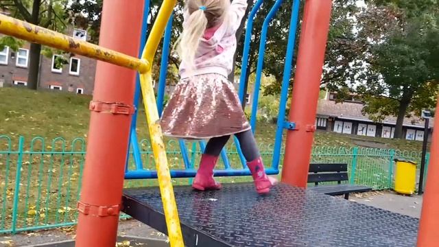 Эльвира и Райан Играют на детской Площадке и веселятся смотреть онлайн