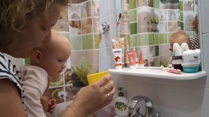 Как чистить зубы малышу. Гигиена ребенка в год