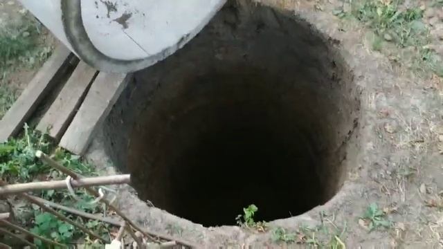 Как не нужно опускать бетонные кольца))) смотреть онлайн