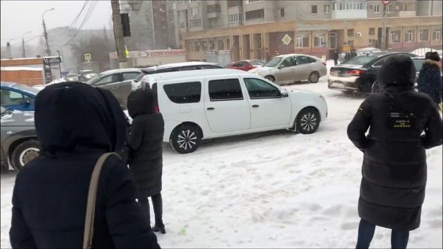 Снегопад и бессилие дорожных рабочих сковали Волгоград в пробках смотреть онлайн