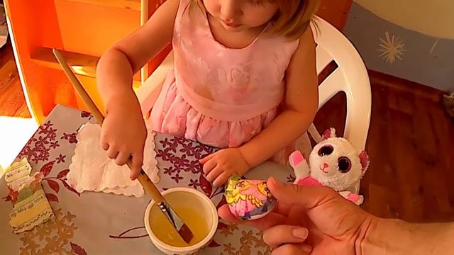 декупаж на яйцах из салфеток видео