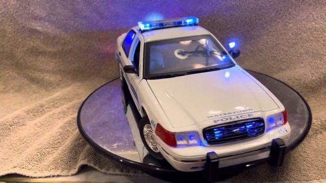 1/18 scale Watertown MA Diecast Ford Crown vic model car with working lights and siren смотреть онлайн