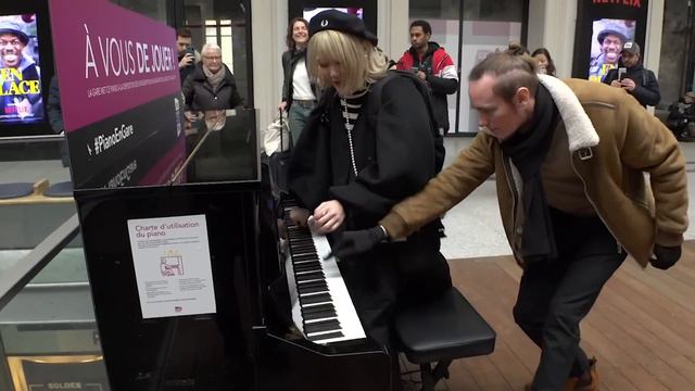 【パリ駅🇫🇷】突然のビートルズ演奏にフランス人の反応がwwとんでもない才能の外国人プロとの即興演奏してみた【海外ストリートピアノ/PublicPiano/Let It Be/theBeatles】 смотреть онлайн