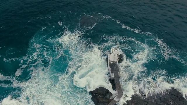разрезая морские волны.cutting the waves of the sea смотреть онлайн