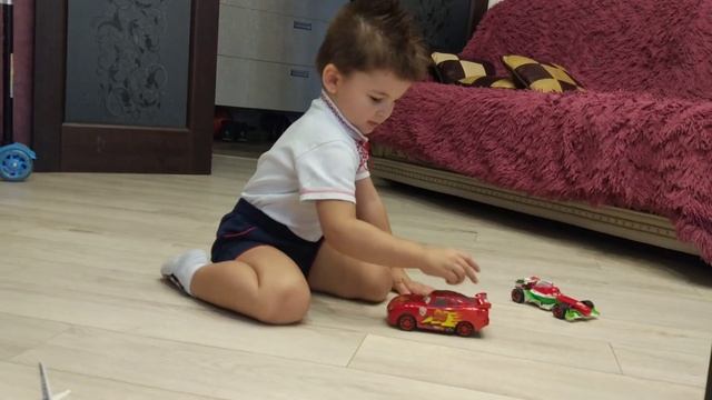 Детские игрушки машинки Молния Маквин. Арсений играет на канале Malov Family