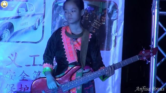 Тайская песня в исполнении детей на воскресном рынке в Чианг Мае. Таиланд. смотреть онлайн