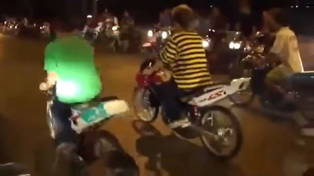 Драг рейсинг в мире . Гонки на мотоциклах ночью. смотреть онлайн