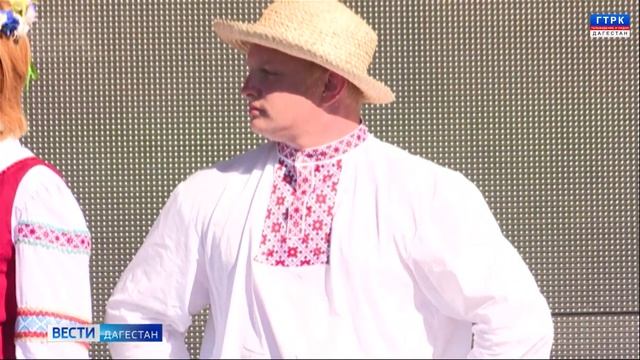 В Дагестане прошел праздник-дефиле "Традиции народного костюма Каспия" смотреть онлайн