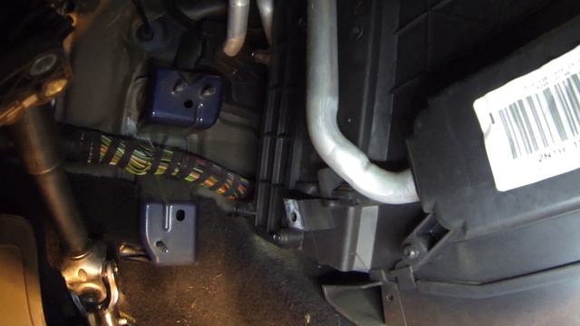 Как поменять салонный фильтр Ford Fusion. Обслуживание Форд .