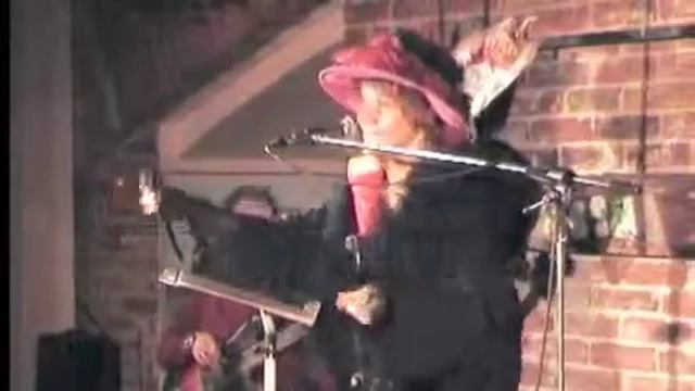 Л Петрушевская в Бродячей Собаке СПб ансамбль Керосин