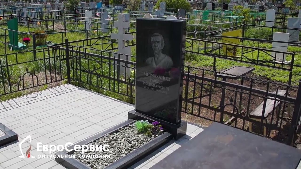 Памятник из черного гранита с гравировкой портрета, укладка плитки, ограда, стол и лавочка смотреть онлайн