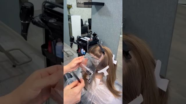 Ушла с отпуск, чтобы изменить внешность ? #колорист #окрашиваниеволос #airtouch #парикмахер смотреть онлайн