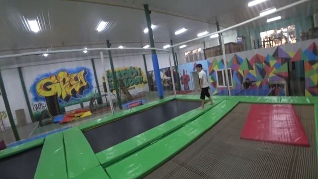 ПРЫЖКИ НА БАТУТЕ смотреть онлайн