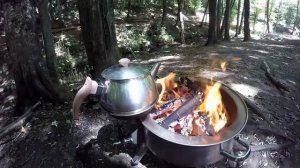 Отдых на природе с палатками и спальным мешком.