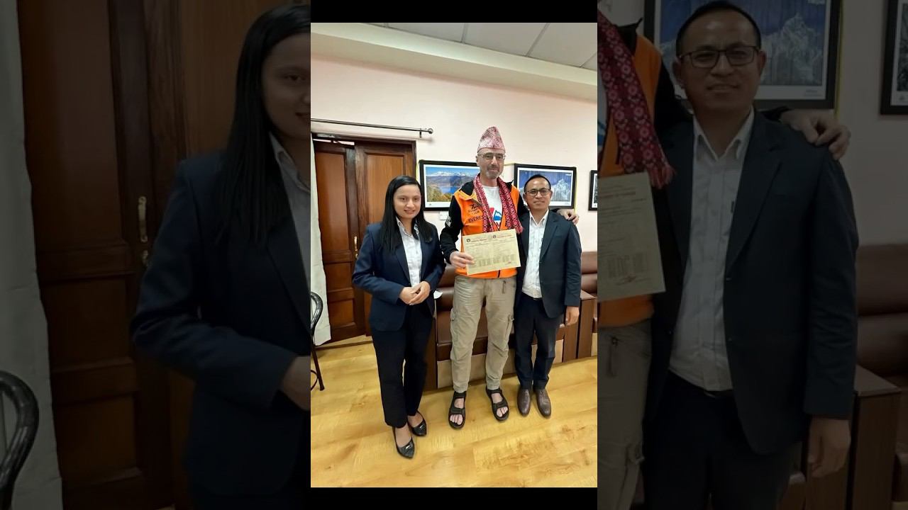 Экспедиция на Эверест. Команда гидов прилетела в Катманду. смотреть онлайн