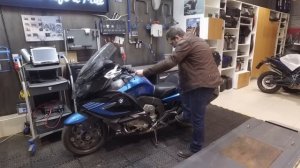 Ставим мотоцикл на центральную подставку без усилий.