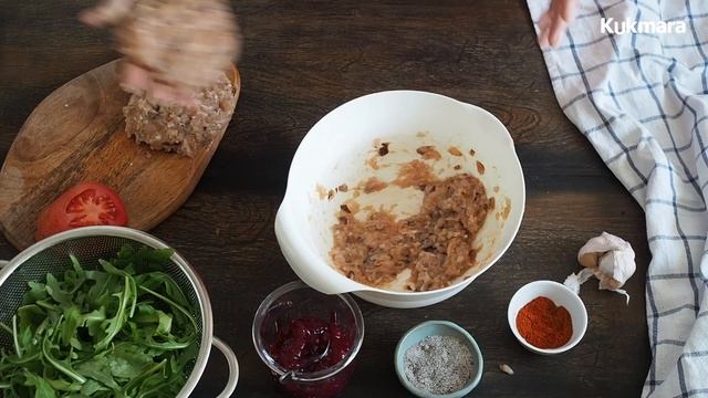 Готовим куриные бургеры с клюквенным соусом | Рецепт Kukmara смотреть онлайн