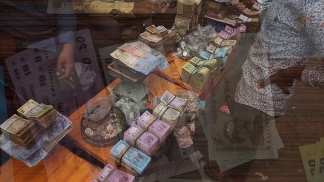 Денежный рынок в Дакке. Банкноты Бангладеш, Индии и Таиланда смотреть онлайн