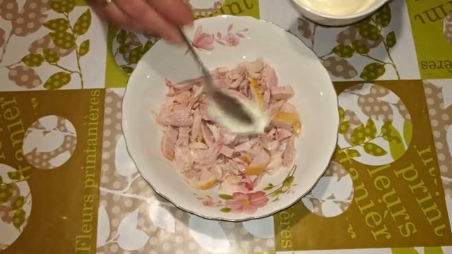 Салат с копчёной курицей и маринованным луком смотреть онлайн