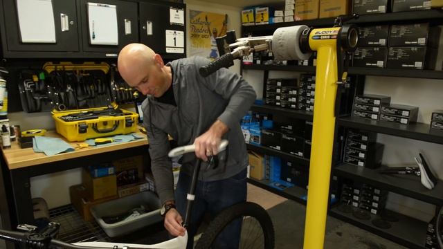 Pro Mountain Bike Racing Repair with Chris Mathis! смотреть онлайн