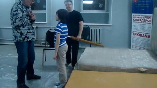 Школа каскадёров Трюк-обучение сценическому бою... В кадре студент Костя Власов.. смотреть онлайн