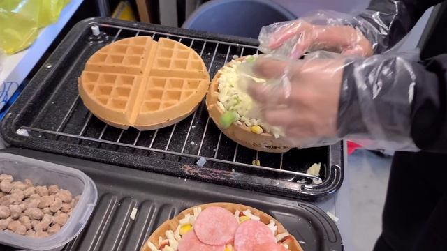 와플 신메뉴 뚱 피자와플 3가지맛! / Pizza waffle (combination, pepperoni, bulgogi) - Korean street food смотреть онлайн