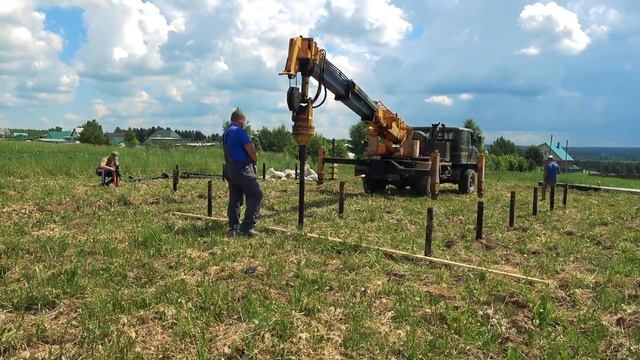 Крутим винтовые сваи в деревне Каменное - СК"КРЕПОСТЬ" смотреть онлайн